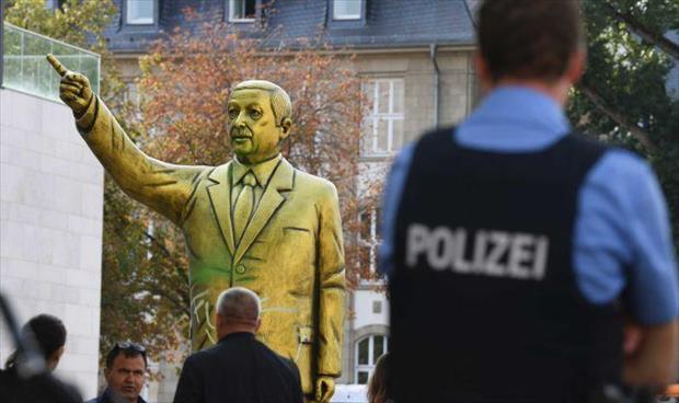 ألمانيا تزيل تمثالاً ذهبيًّا لـ «إردوغان»
