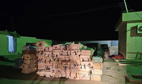 مصادرة مخدرات وأسلحة داخل مخزن في امساعد