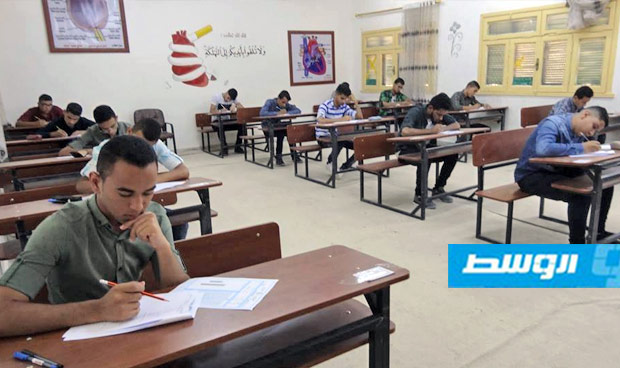 طلاب يؤدون امتحانات الشهادة الثانوية في الواحات. (الإنترنت)