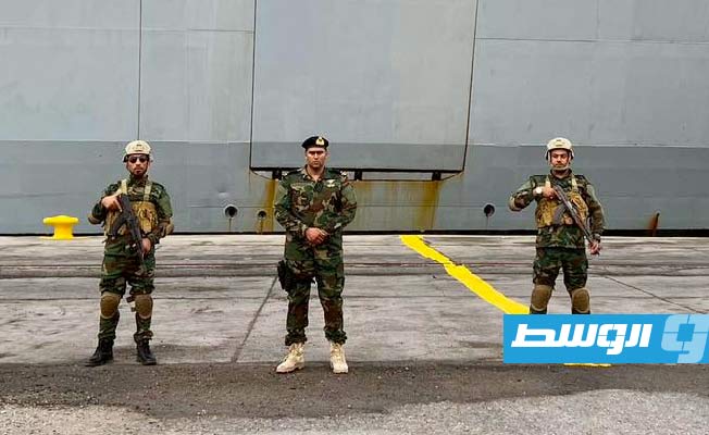 عناصر من القوات الليبية لتأمين السفينة الراسية بقاعدة أبوستة البحرية في طرابلس. (الإنترنت)