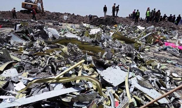 محققون فرنسيون يستأنفون فحص الصندوقين الأسودين للطائرة الإثيوبية المنكوبة