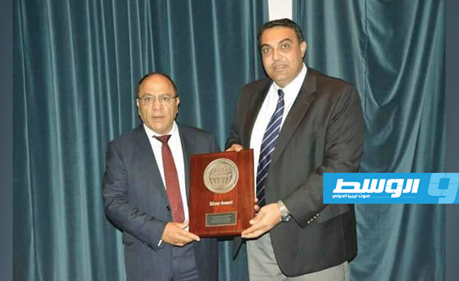من اليسار محمد بن شتوان رئيس مجلس الإدارة يتسلم الجائزة (شركة الخليج العربي للنفط)