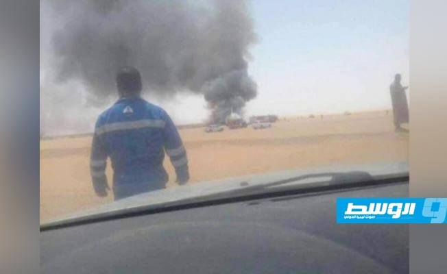 لقطات لحريق قيل إنه لطائرة شحن عسكرية قرب مطار حقل الشرارة النفطي (صفحات متداولة على موقع التواصل الاجتماعي فيسبوك)