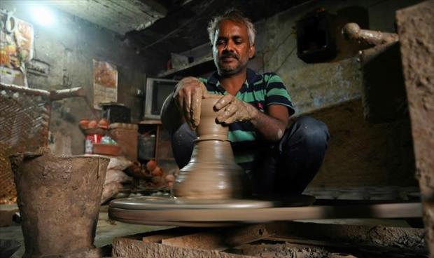 صانعو الفخار ينشطون مع اقتراب عيد الأنوار في الهند