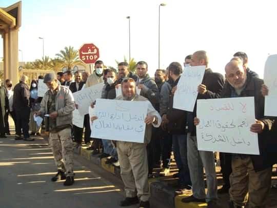 احتجاج العاملين بمصنع الحديد والصلب بمصراتة للمطالبة بتحسين أوضاعهم
