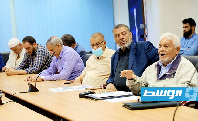 الحداد وعدد من مؤسسات ونشطاء المجتمع المدني، بقاعدة طرابلس البحرية، 28 أبريل 2022. (رئاسة الأركان)