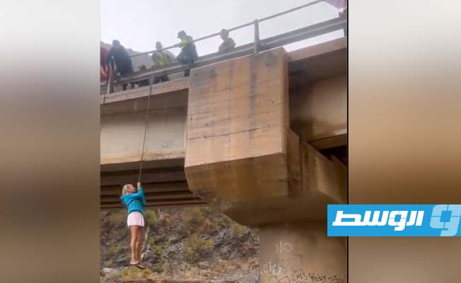 إنقاذ فتاة علقت في منطقة غمرتها مياه الأمطار في إسبانيا، 4 سبتمبر 2023. (صورة مثبتة من مقطع فيديو)