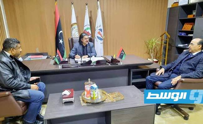 فخري المسماري يجتمع مع رئيس المجلس التسييري لبلدية بنغازي، والمدير التنفيذي للشركة العامة للكهرباء، 20 يناير 2021. (كهرباء الموقتة)