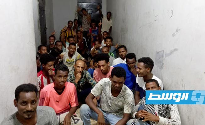 مهاجرون ولاجئون في ليبيا تحت رحمة «سماسرة العمل»