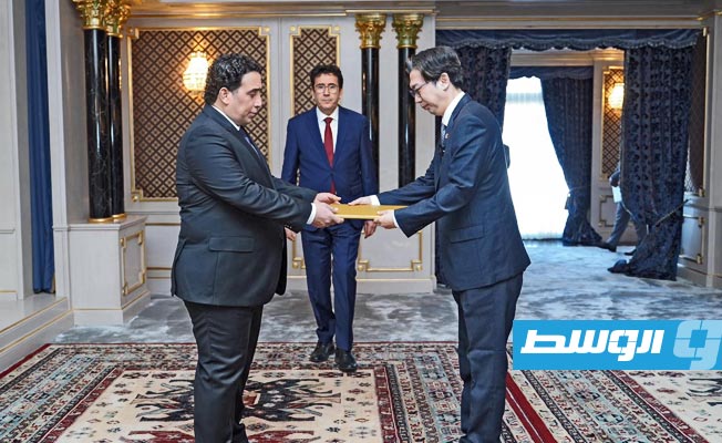 المنفي مع سفير كوريا الجنوبية جانغ جيهاك خلال تقديم أوراقه سفيرًا لدى ليبيا، 27 يناير 2024 (المجلس الرئاسي)