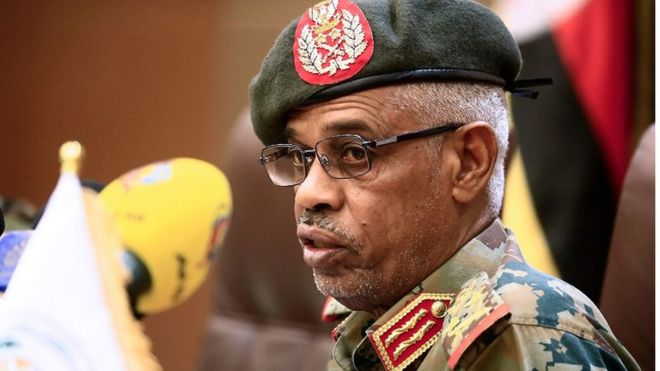 رئيس المجلس العسكري في السودان يتنازل عن منصبه