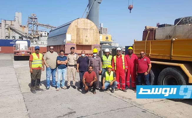 نقل التوربينتين الثالثة والرابعة من ميناء طرابلس لمحطة كهرباء غرب طرابلس, 21 سبتمبر 2021. (شركة الكهرباء)