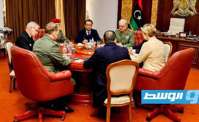 لقاء حفتر في بنغازي مع السفيرة البريطانية وآمر القوات المشتركة البريطانية، 7 فبراير 2023. (القيادة العامة)
