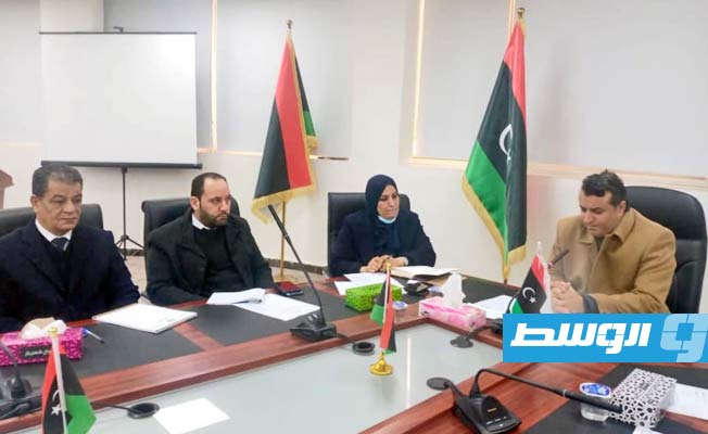 جانب من اجتماع وزير التعليم أحمد أبو خزام مع مسؤولي الوزارة لتناول مستجدات أزمة طباعة الكتاب المدرسي، 9 يناير 2022. (الوزارة)