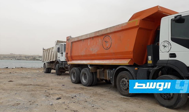 شركة النظافة تطلق حملة لإزالة مخلفات البناء والقمامة من كورنيش طبرق