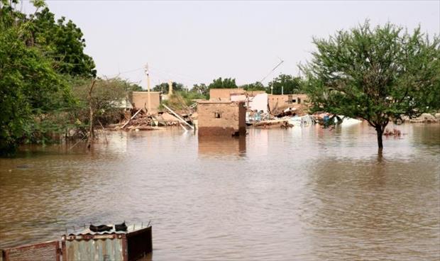 السودان ..مواطنون يحاولون إنقاذ ما يمكن إنقاذه بعدما أغرقت مياه النيل قراهم