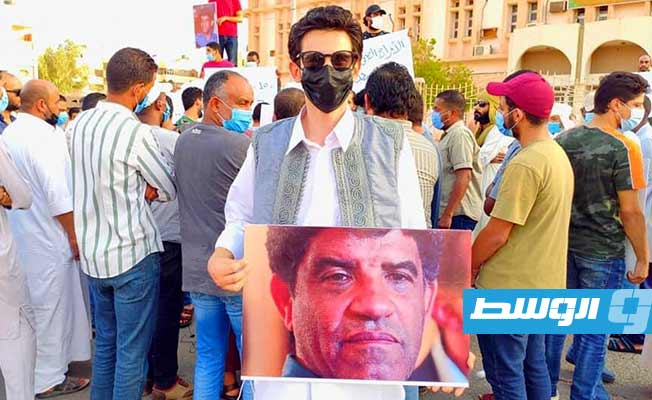 متظاهرون في مدينة سبها يطالبون بإطلاق رئيس الاستخابات في النظام السابق عبدالله السنوسي. (الإنترنت)