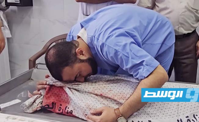 شاهد.. كيف تلقى طبيب فلسطيني نبأ استشهاد أفراد أسرته في غزة؟