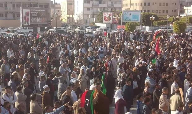 بالصور: حشود في مصراتة وميدان الشهداء بطرابلس