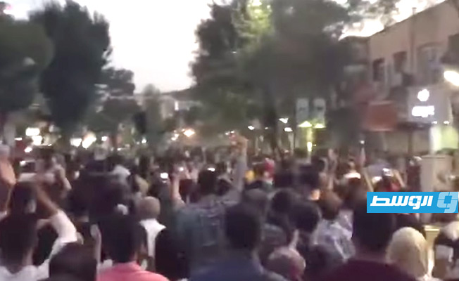 الشرطة الإيرانية تطلق الغاز المسيل للدموع على محتجين نددوا بوفاة شابة في شرطة الأخلاق