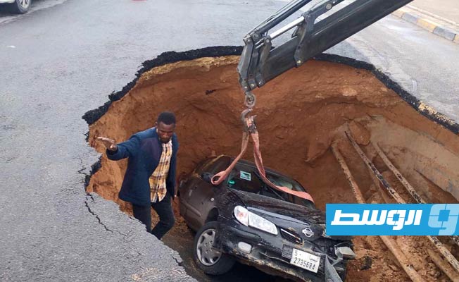 «مشروعات الإسكان»: الانهيار المفاجئ بطريق جامعة طرابلس على خطٍ مياه متهالك
