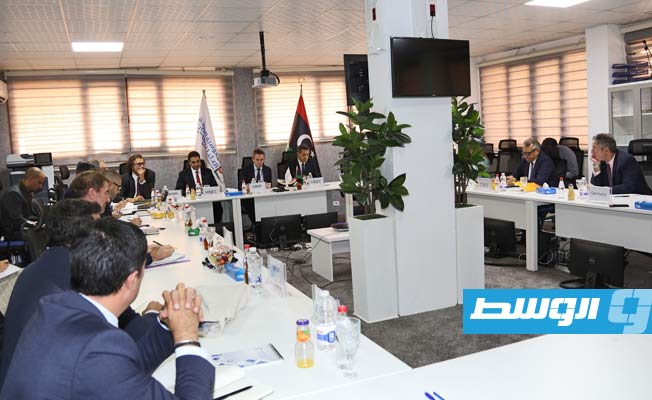 السايح خلال استعراض جدول أعمال مجلس مشروع الدعم (بيبول) مع عدد من الدبلوماسيين الدوليين والأجانب، 28 سبتمبر 2022. (مفوضية الانتخابات)