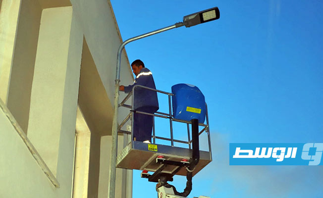 أعمال تركيب مصابيح موفرة للطاقة على أعمدة الإنارة في شوارع طرابلس. (الشركة العامة للكهرباء)