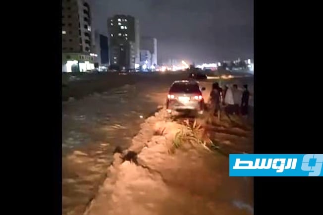 أمطار غزيرة وسيول تضرب عدة مناطق في الإمارات (فيديو)