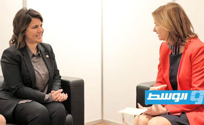 لقاء المنقوش مع وزيرة خارجية سلوفينيا تاينا فايون في برشلونة، الخميس 24 نوفمبر 2022. (وزارة الخارجية الليبية)