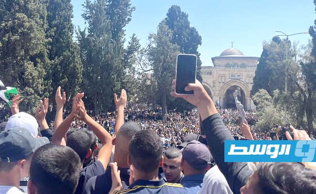 حشود الفلسطينيين في باحة المسجد الأقصى, 15 إبريل 2022. (وكالة شهاب للأنباء)