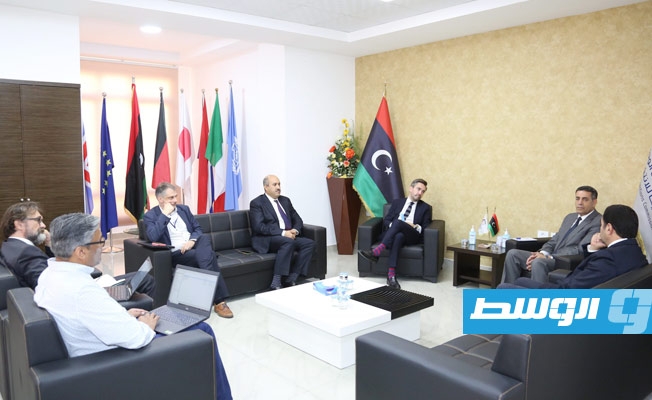 عماد السايح، مع الممثل المقيم لبرنامج الأمم المتحدة الإنمائي في ليبيا مارك أندريه فرانش، 30 أكتوبر 2021. (المفوضية العليا للانتخابات)