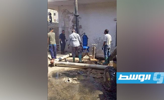 تركيب مضخة غاطسة بمحطة الصرف الصحي بمنطقة الكيش في بنغازي، 26 سبتمبر 2020. (بلدية بنغازي)