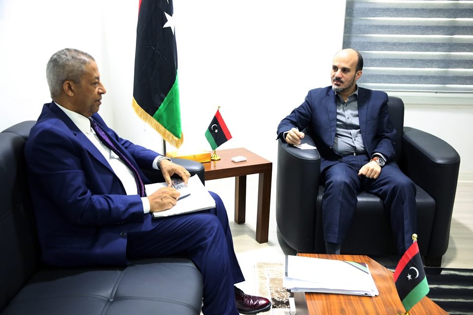 جانب من لقاء عماري زايد ووزير الحكم المحلي الدكتور ميلاد الطاهر. (مجلس الوزراء بحكومة الوفاق)