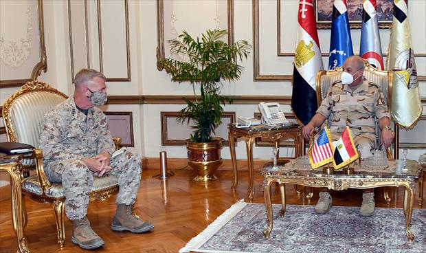 وزير الدفاع المصري يلتقي قائد القيادة المركزية الأميركية