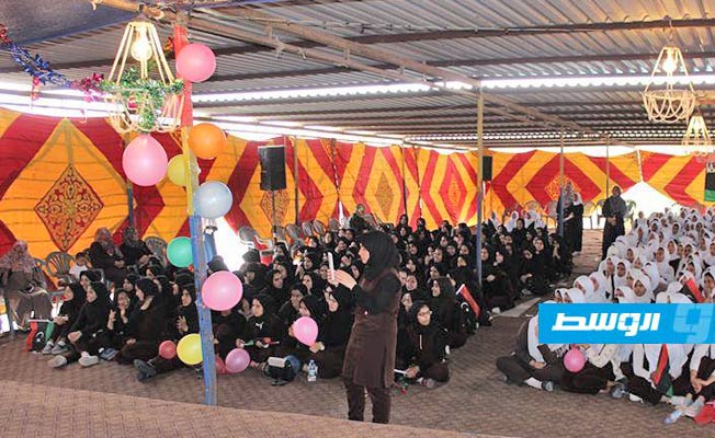 عروض مسرحية وفقرات غنائية وشعرية بحفل مدرسة الشعلة الثانوية بنات بطبرق. (الإنترنت)