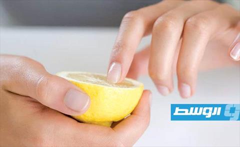 الليمون لتبييض الجلد حول الأظافر