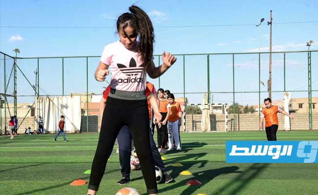 مراهقات عراقيات يشاركن ضمن حصة تدريبية في أكاديمية كرة قدم للفتيات في مدينة برطلة بشمال العراق في 21 أكتوبر 2021 ,(ا ف ب)