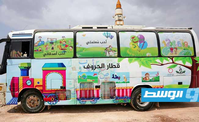 حافلات متنقلة لتعليم أطفال دمّر الزلزال مدارسهم في شمال غرب سورية