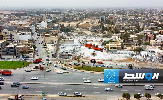 أعمال الإزالة وفتح المسارات من طريق الشط باتجاه منطقة الغرارات ضمن مسار الطريق الدائري الثالث. (شركة الخدمات العامة طرابلس)