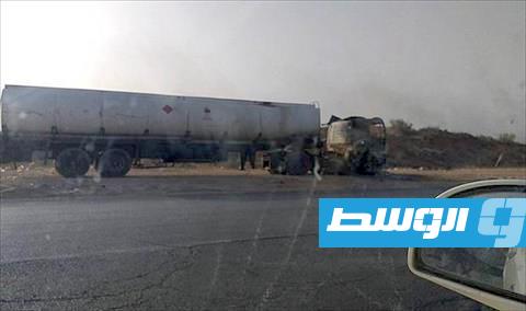 سيارة شحن وقود مملوكة لمهربين مدمرة على الطريق قرب الزاوية. (بشير عبدالنبي، بوابة الوسط)
