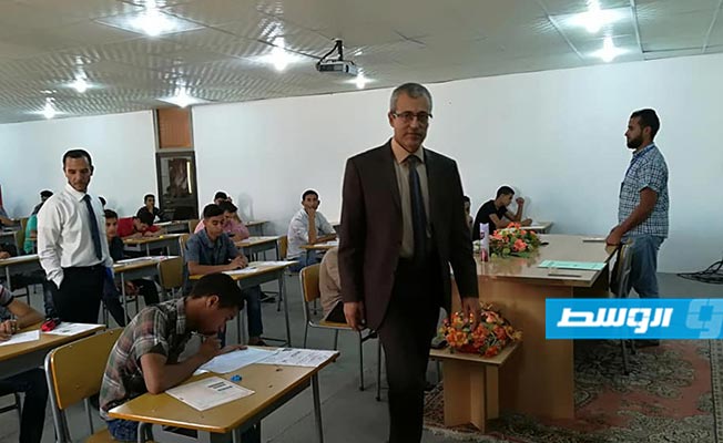 طلاب بمدينة الجفرة يؤدون امتحانات الثانوية العامة