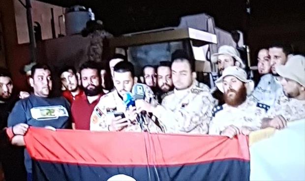 أحد عناصر كتيبة «ثوار طرابلس» يقرأ بيانا للكتيبة بشأن محمد بعيو، 21 أكتوبر 2020. (الإنترنت)