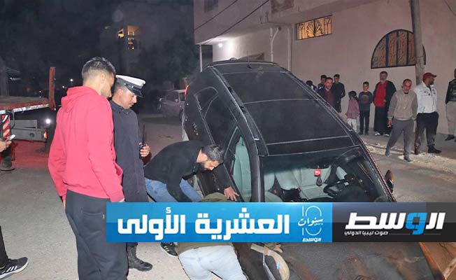 من إخراج سيارة سقطت في هبوط أرضي بطريق زناتة في طرابلس، 15 فبراير 2024. (مديرية أمن طرابلس)
