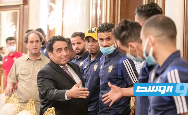 بالصور.. محمد المنفي يستقبل بعثة المنتخب الوطني