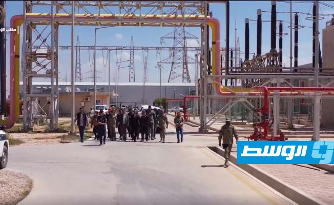 جانب من أعمال إصلاح وتشغيل محطة الكهرباء في بنغازي. (حساب الحكومة الموقتة على فيسبوك)