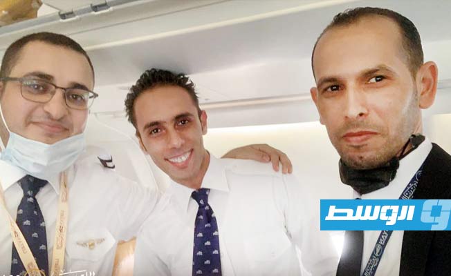 طاقم طائرة تابعة للخطوط الجوية الليبية قبل إقلاعها من مطار معيتيقة إلى مطار القاهرة، 9 أكتوبر 2021. (الخطوط الجوية الليبية)