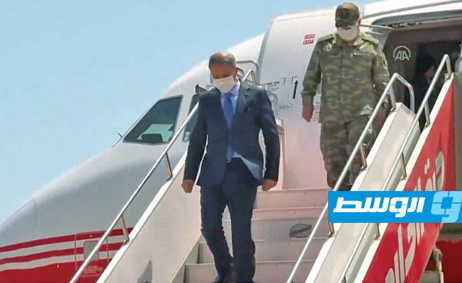 من وصول وزير الدفاع التركي خلوصي أكار إلى مطار معيتيقة الدولي، 3 يوليو 2020. (الإنترنت)