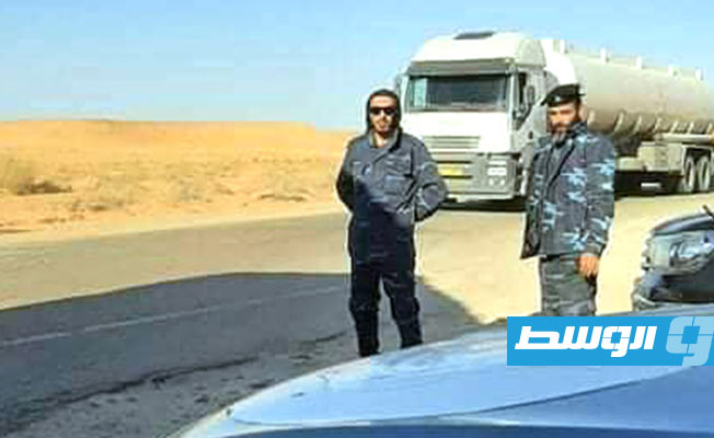 الدوريات الأمنية المرافقة لشاحنات نقل الوقود المتجهة لى سبها. (وزارة الداخلية)