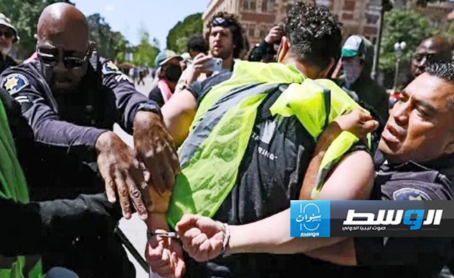 لحظة اعتقال طالب متضامن مع غزة في إحدى الجامعات الأميركية. (إكس)