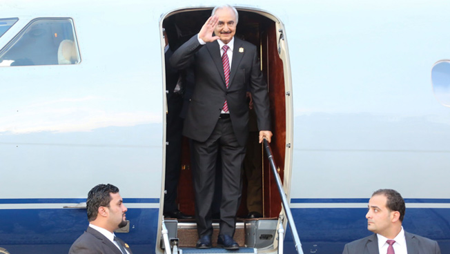 بالصور.. استقبال المشير خليفة حفتـر لدى وصوله مطار بنينا في بنغازي